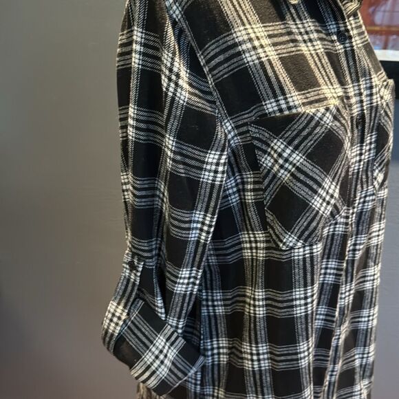 Doe + Rae black/white plaid flannel button front shirt.  Medium - Picture 2 of 7